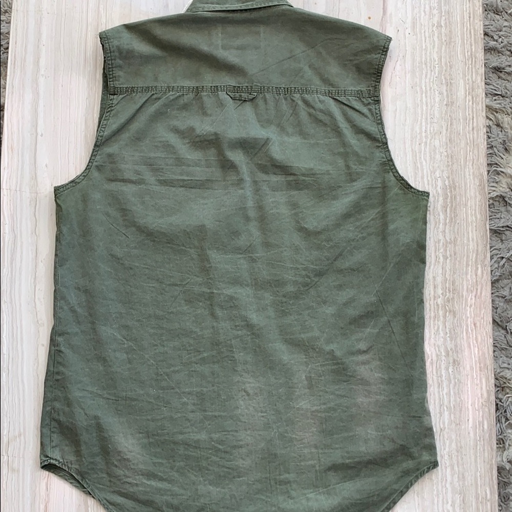 Sleeveless button down - Picture 5 of 5